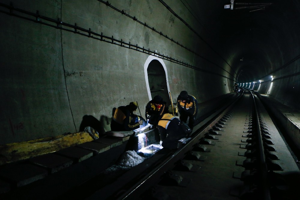 矿区铁路运营隧道病害现状